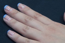 French manicure z kolorowymi końcówkami