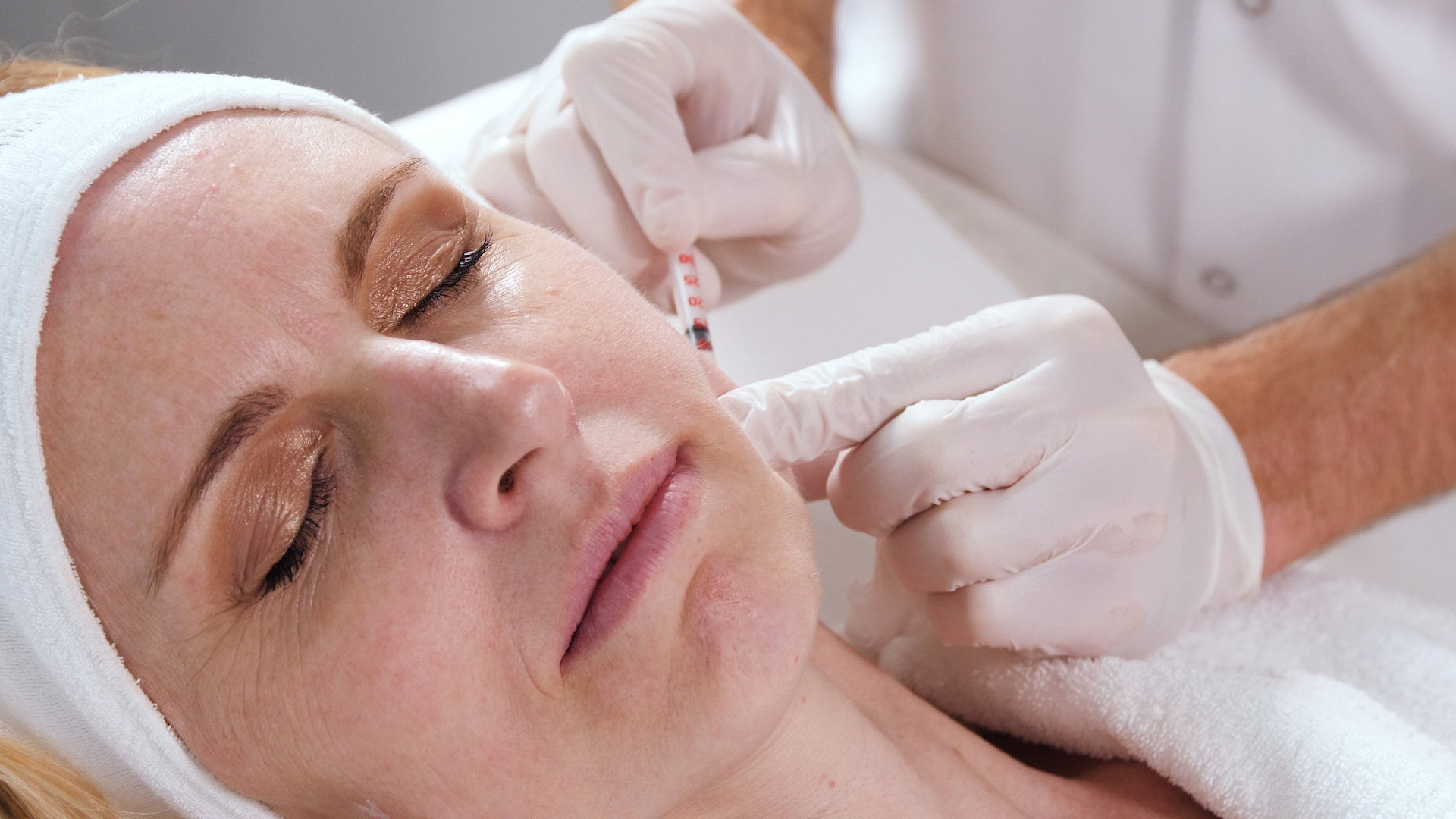 Zgrzytasz zębami i mimowolnie zaciskasz szczęki? Pomoże ci… botox!