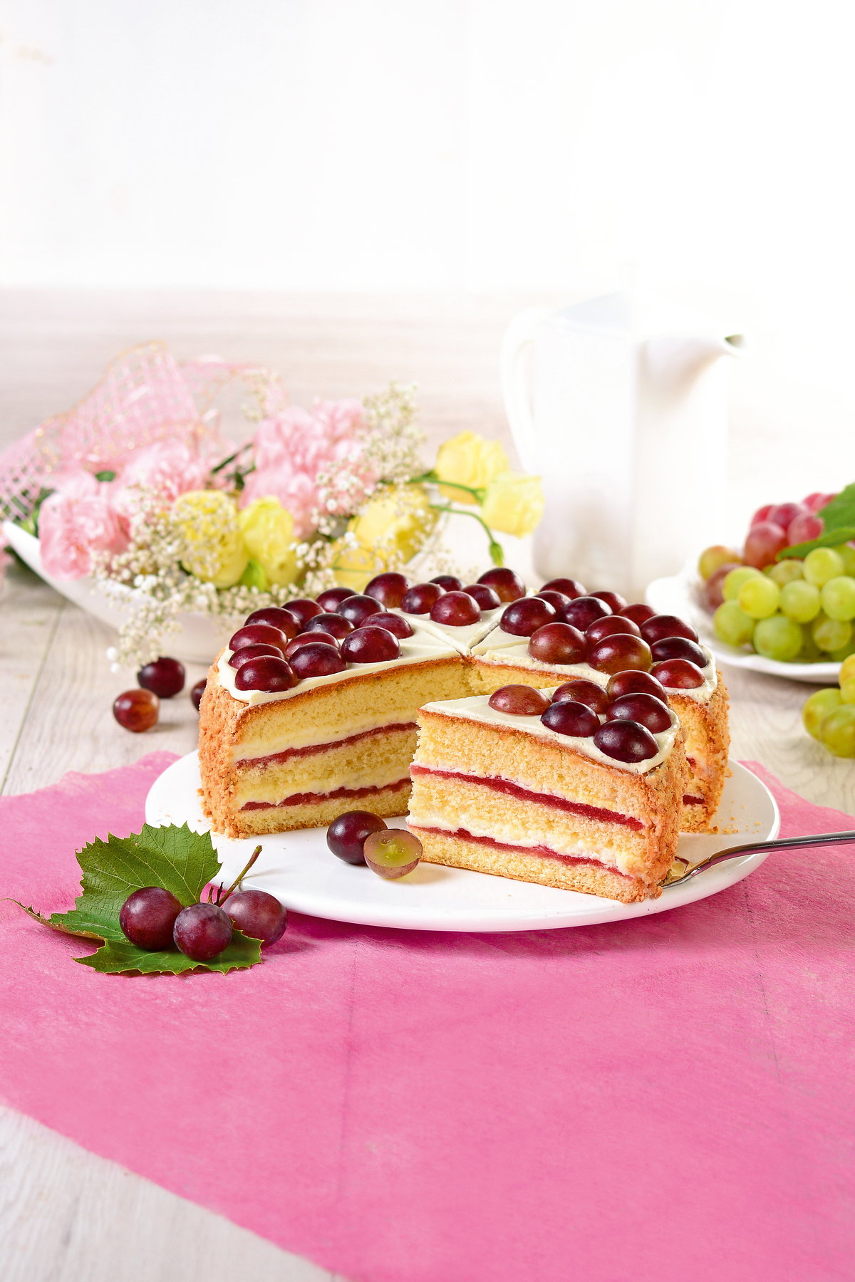 Tort winogronowo-śmietankowy