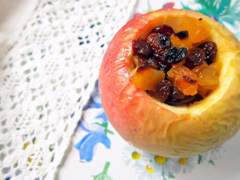 Pieczone jabłka z bakaliami i miodem