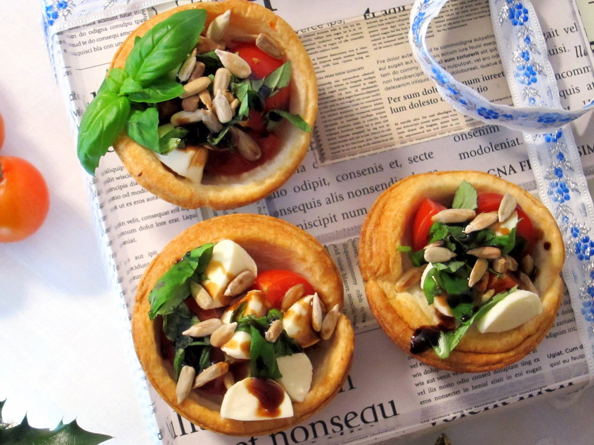 sałatka caprese w miseczkach ciasta francuskiego