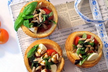 sałatka caprese w miseczkach ciasta francuskiego