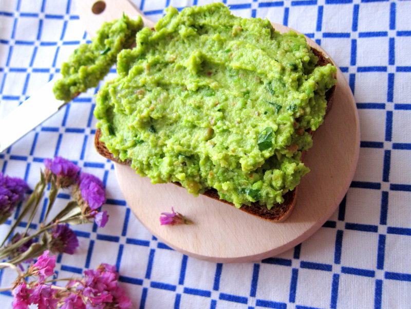 Pesto z zielonego groszku i migdałów
