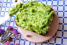 Pesto z zielonego groszku i migdałów