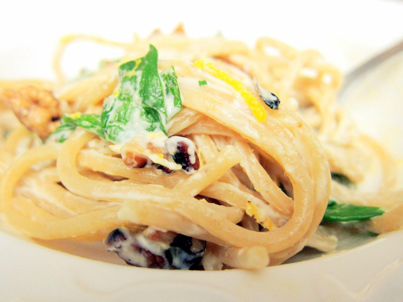 Spaghetti z mascarpone, cytryną, szpinakiem i orzechami