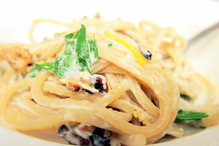 Spaghetti z mascarpone, cytryną, szpinakiem i orzechami