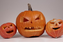 Dynia na Halloween - jak zrobić ozdobę z dyni krok po kroku