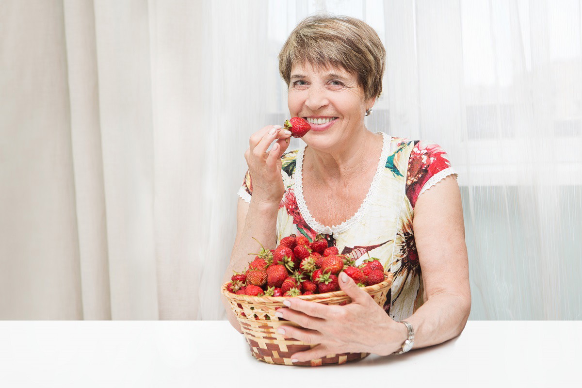 uśmiechnięta seniorka