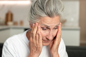 zmartwiona seniorka