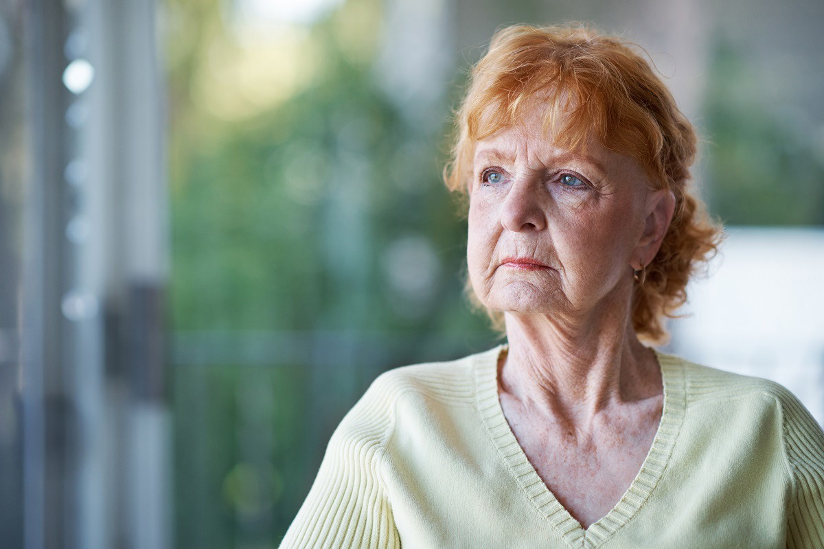 smutna seniorka