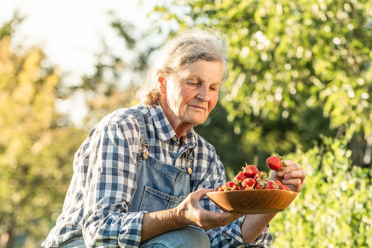seniorka z truskawkami