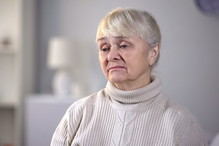 smutna seniorka w domu