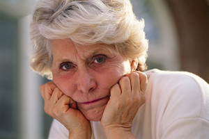 zasmucona seniorka