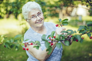 seniorka w ogrodzie