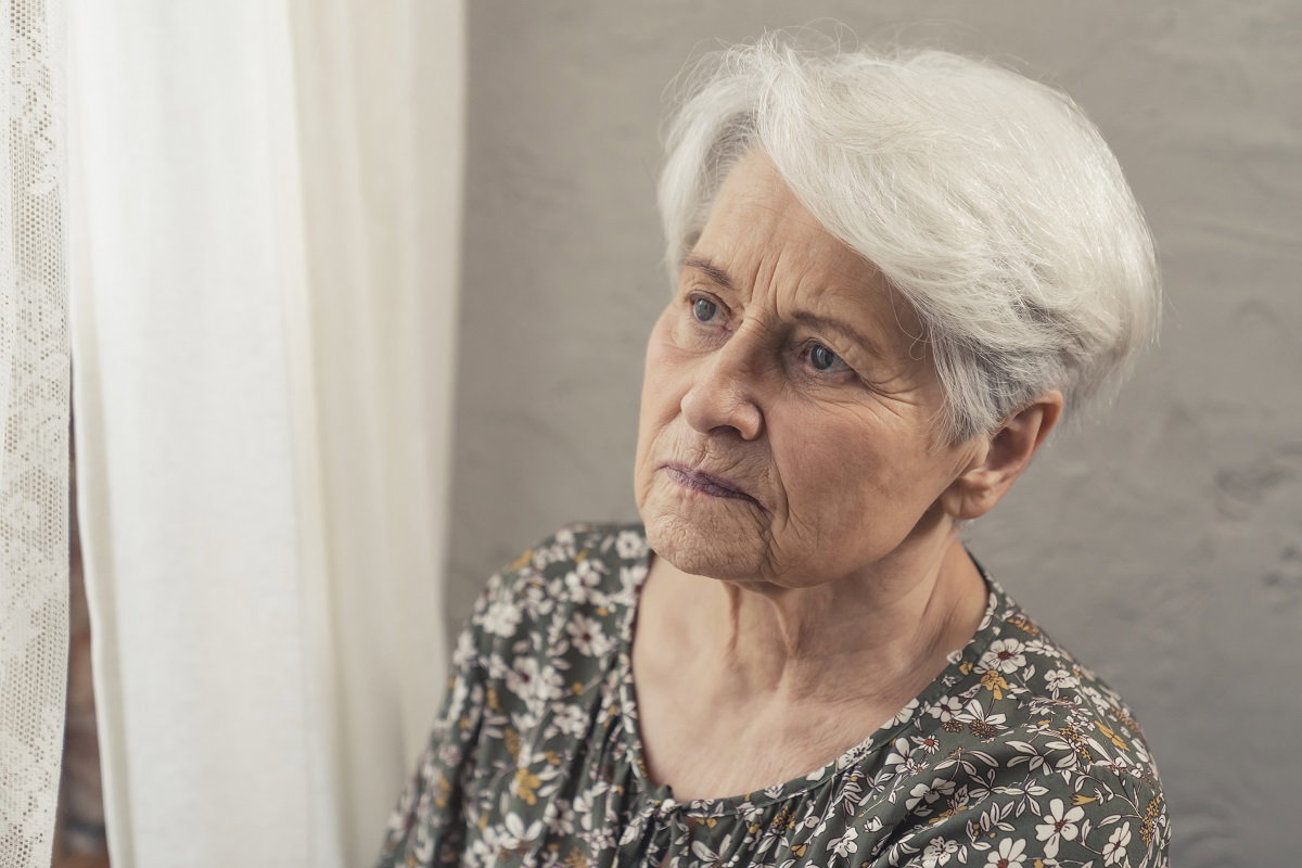 seniorka zasmucona zachowaniem wnuka