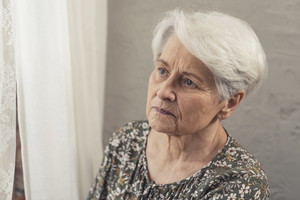seniorka zasmucona zachowaniem wnuka