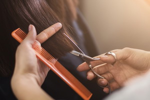 sennik obcinanie włosów u fryzjera
