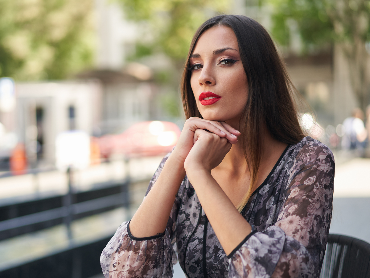 pewna siebie kobieta