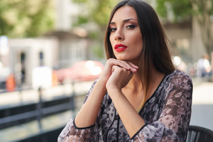 pewna siebie kobieta