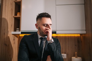 Załamany mężczyzna w kuchni