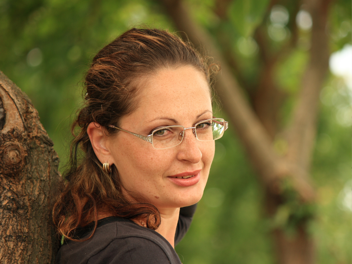 zamyślona kobieta