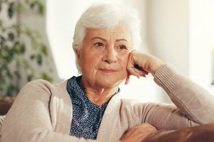 zamyślona seniorka