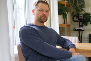 Zamyślony mężczyzna przy stole