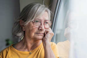 kobieta 60+ smutna