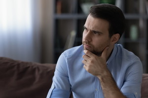 Zmartwiony mężczyzna w salonie
