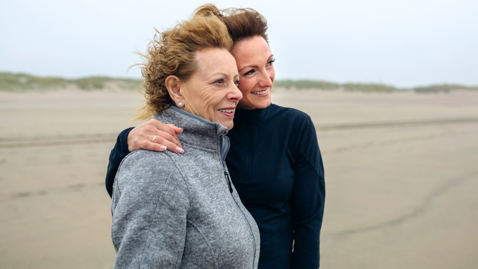 Dwie uśmiechnięte kobiety na plaży