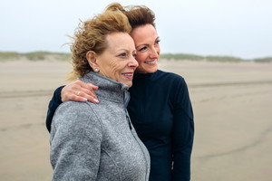 Dwie uśmiechnięte kobiety na plaży