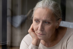 smutna seniorka