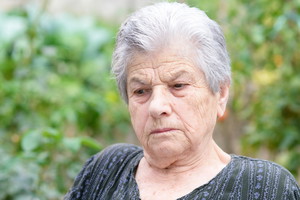 zamyślona kobieta