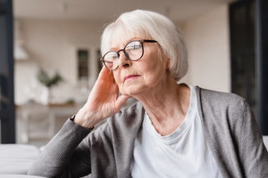 zamyślona seniorka