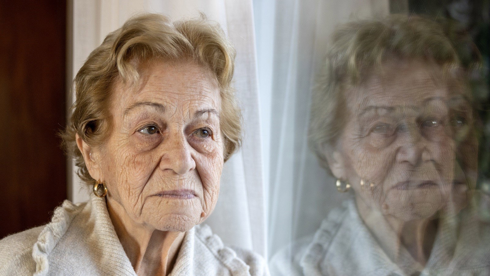 seniorka w oknie