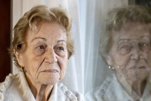 seniorka w oknie