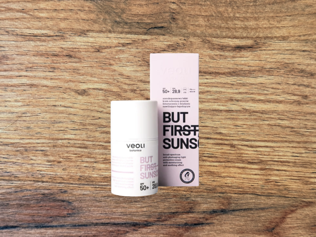 Veoli Botanica - Lekki krem ochronny przeciw fotostarzeniu But first sunscreen SPF 50+