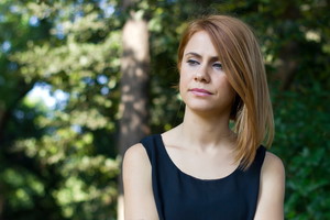 Niezadowolona kobieta na tle drzew