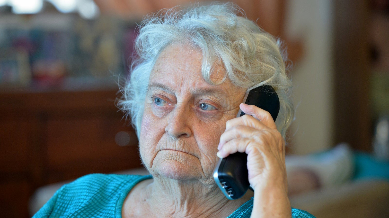 seniorka z telefonem