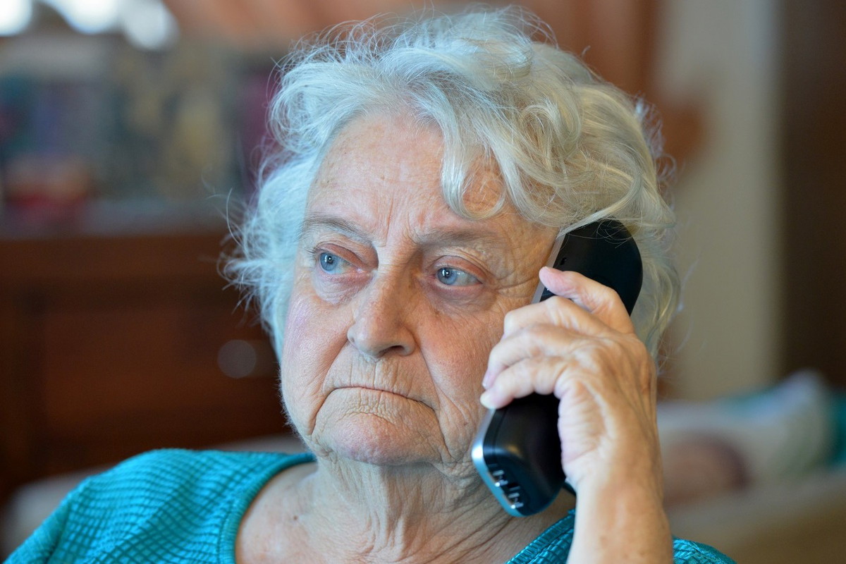seniorka z telefonem