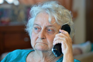 seniorka z telefonem