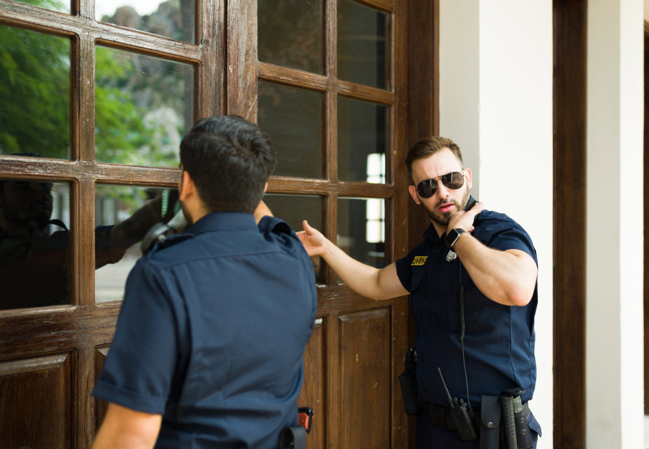 sennik policjant w domu