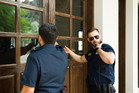 sennik policjant w domu