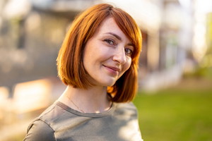 Uśmiechnięta kobieta w mieście