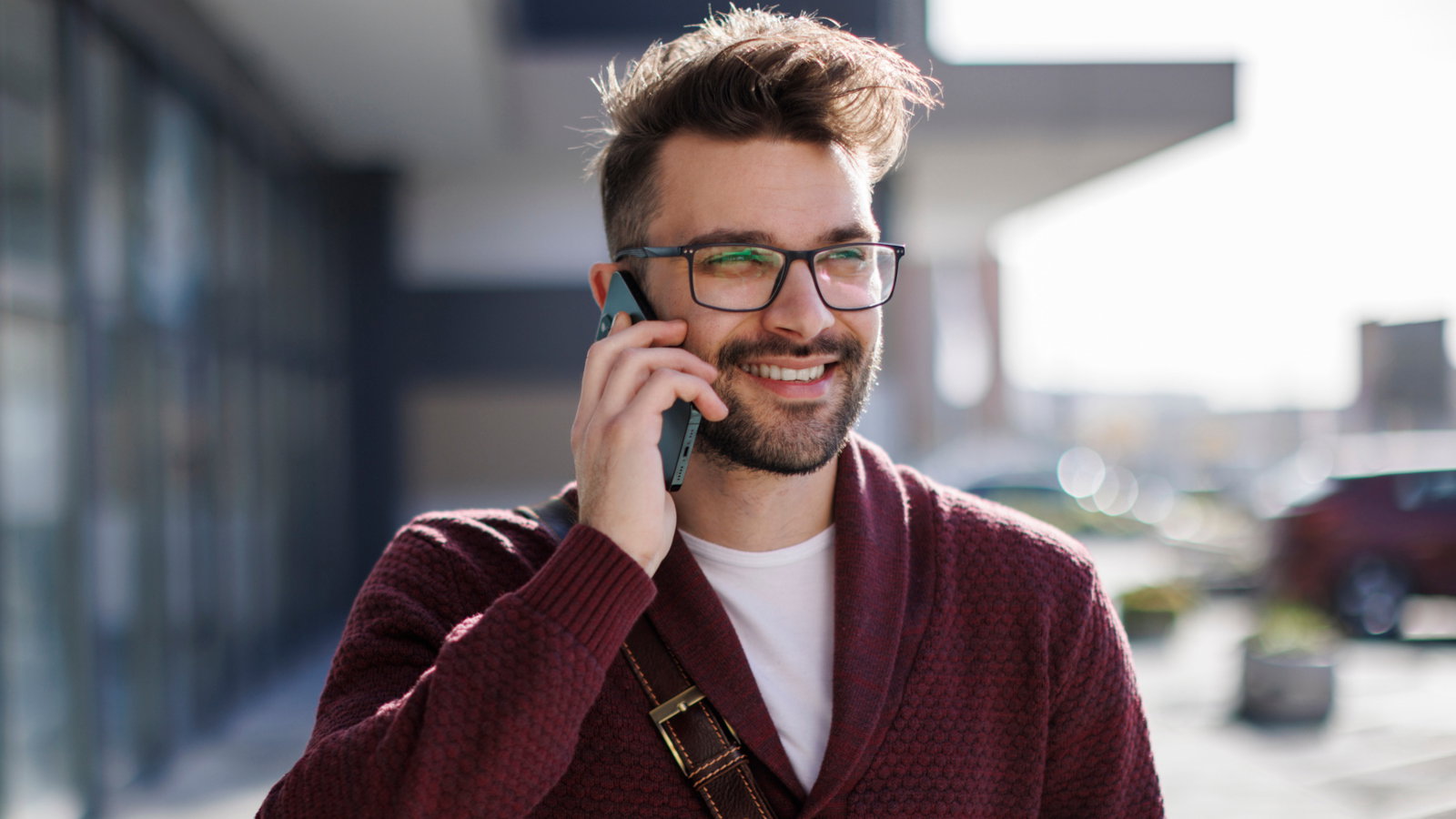 Uśmiechnięty mężczyzna z telefonem