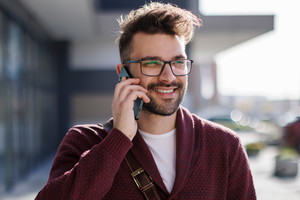 Uśmiechnięty mężczyzna z telefonem