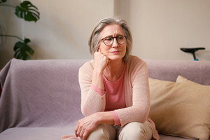 zamyślona seniorka