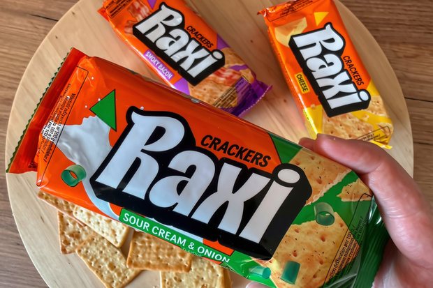 Krakersy Raxi o smaku śmietanki z cebulką
