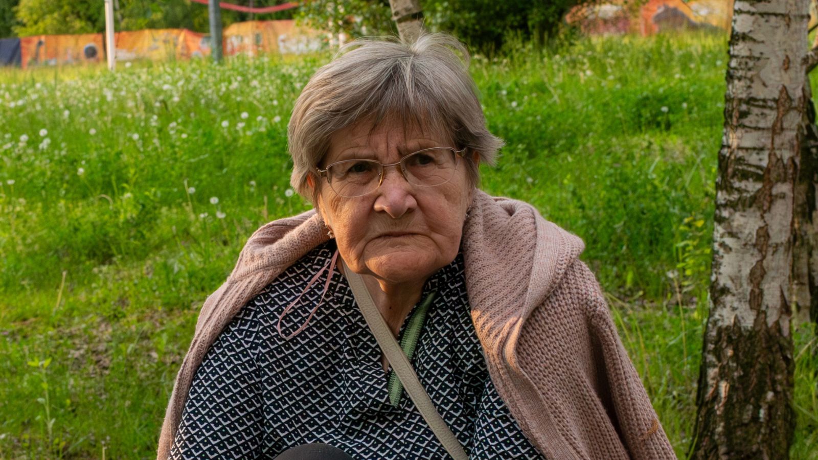 Starsza kobieta na dworze