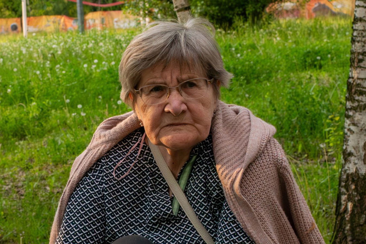 Starsza kobieta na dworze